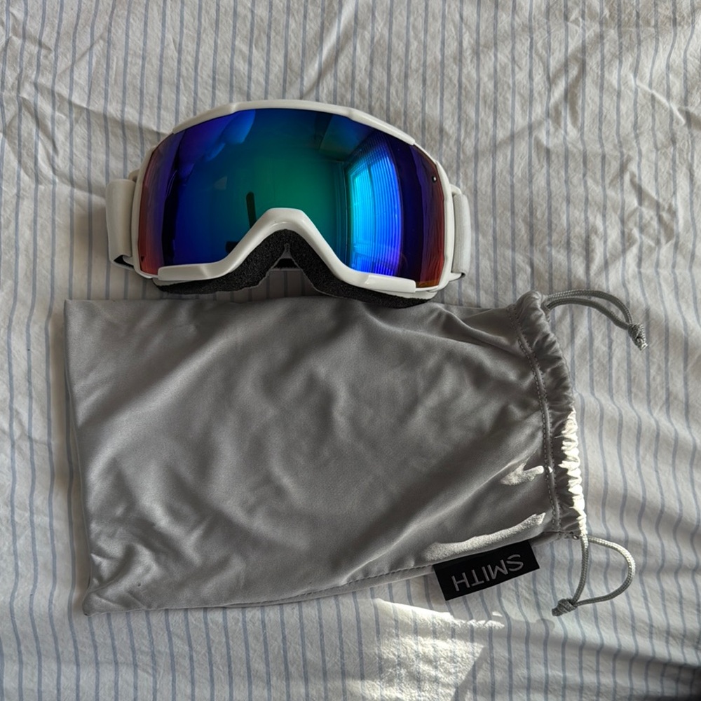 Smith White Ski Goggles with Blue Lens